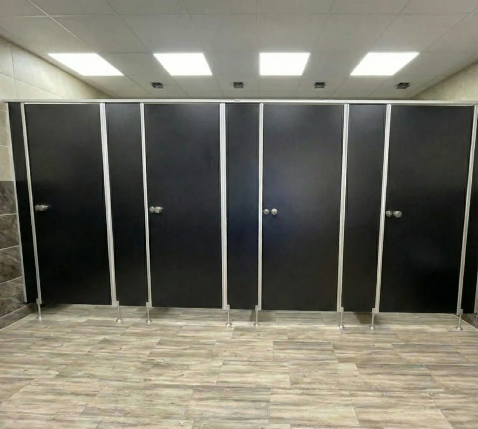 Schwarze WC-Trennwandanlage der Serie N mit vier Kabinen