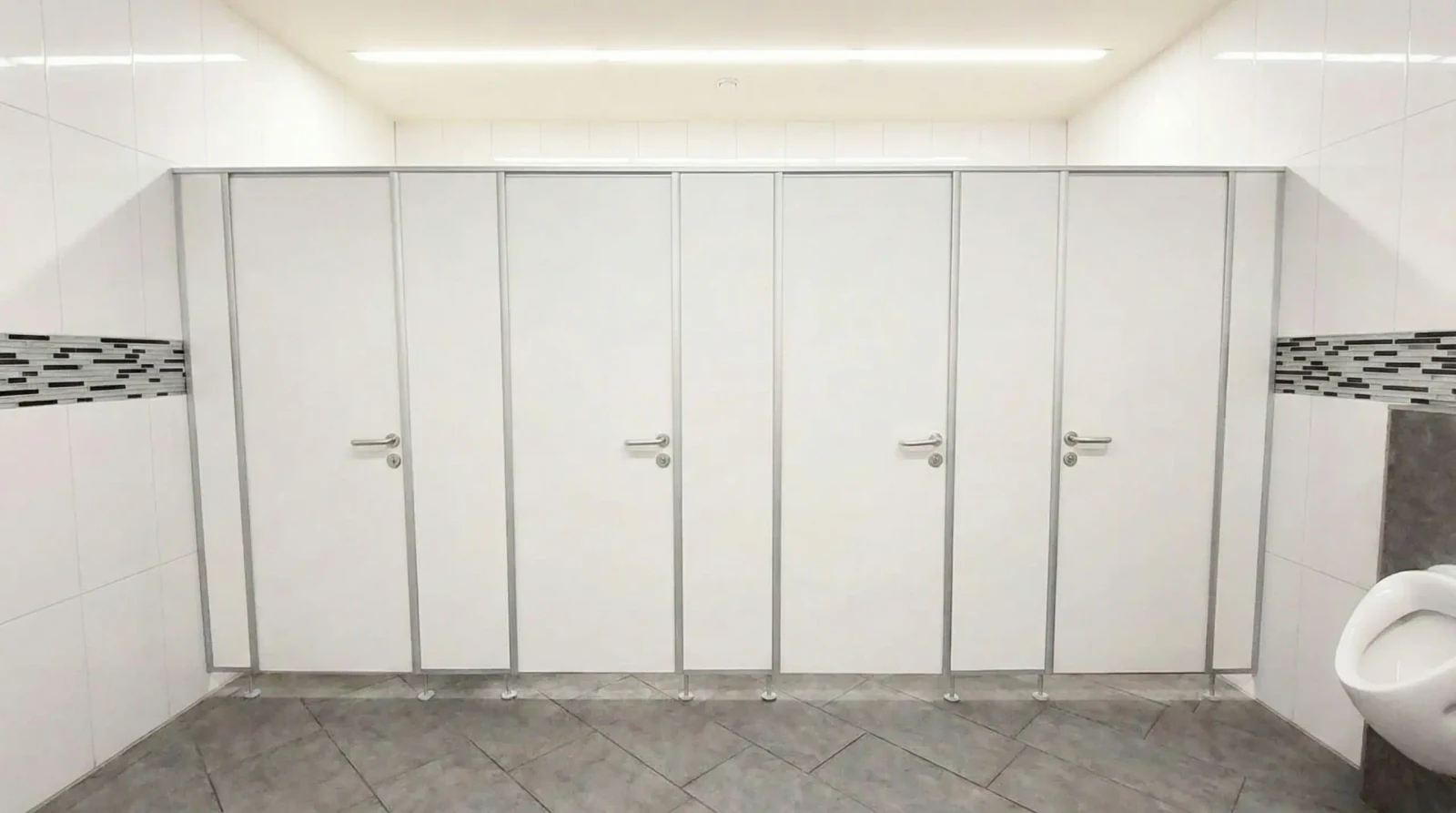 Weiße WC-Trennwandanlage der Serie TF mit vier Kabinen