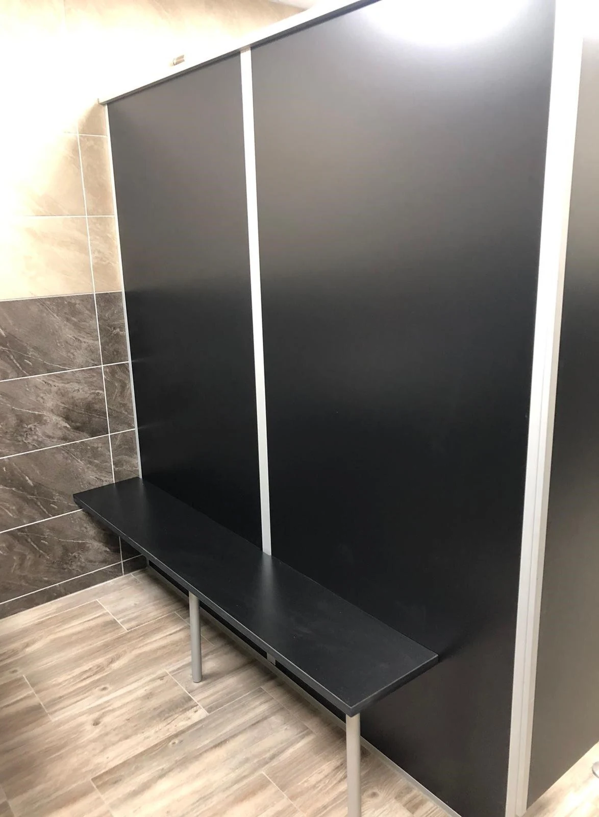 HPL Nassraum-Umkleidekabine mit vorgebauter Sitzbank