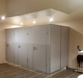 WC-Trennwandanlage der Serie TF in einem Innenraum