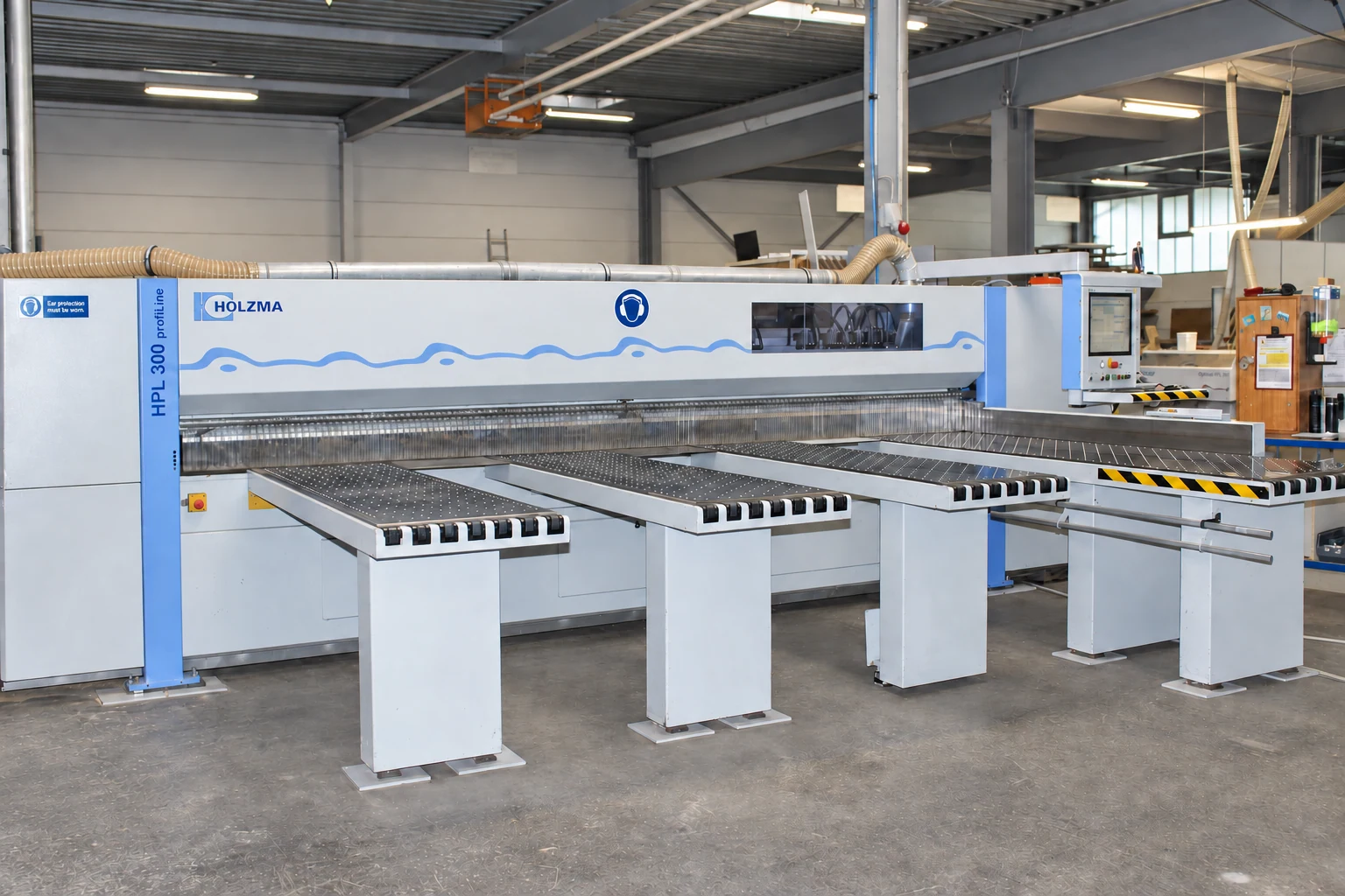 CNC-Plattensäge mit Auflagetischen in der TOWE-Fertigung