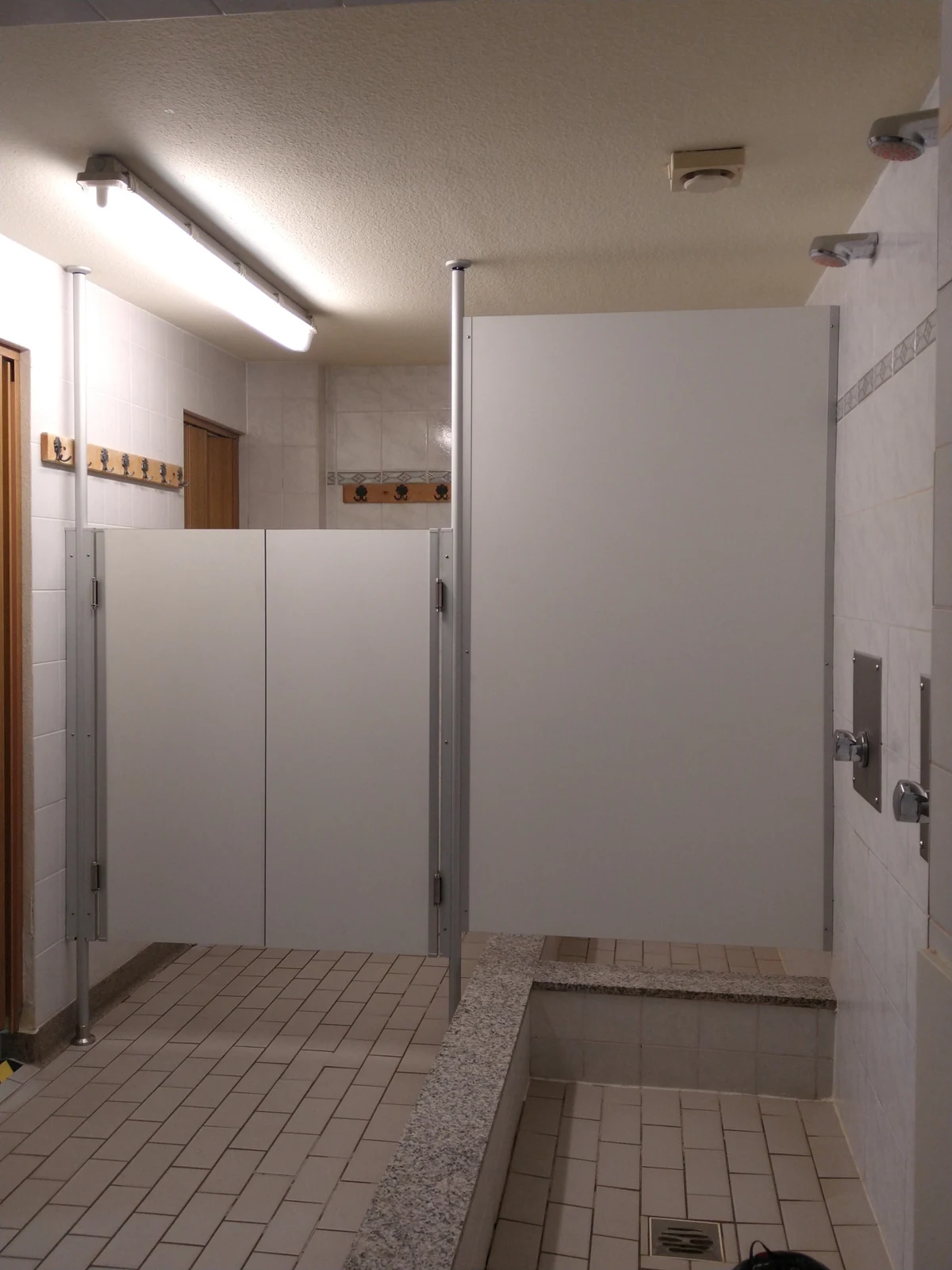 Pendeltür Nassraum in Sanitärtrennwand